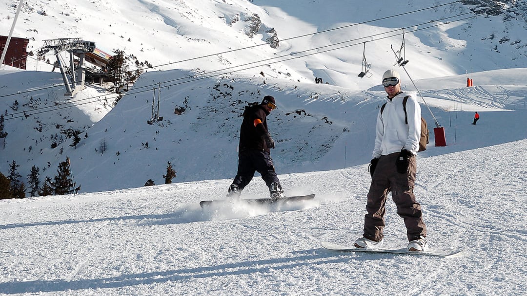 Watch: Aerones make droneboarding history by pulling four snowboarders at once