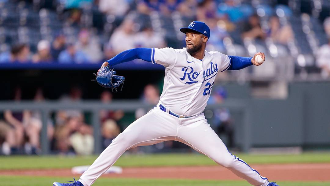SF Giants sign former Reds, Royals reliever to minor league deal