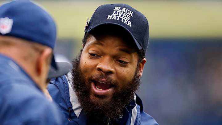 Cowboys DE Michael Bennett Stands During National Anthem for First Time Since 2016