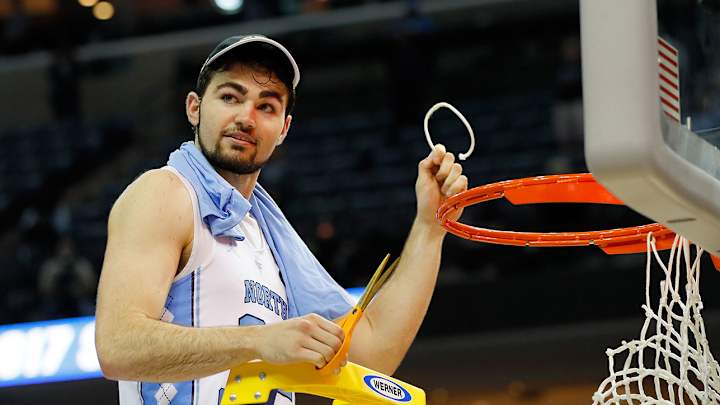 Watch: Luke Maye gets standing ovation at 8 a.m. business class after game-winning shot
