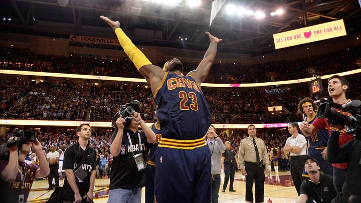 LeBron James' chalk toss, elaborate introductions open Cavaliers' season