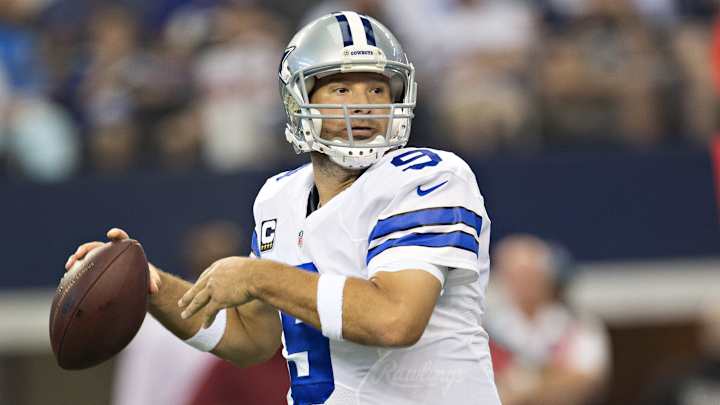 Cowboys' Tony Romo (back) practices Thursday, expected to play Sunday