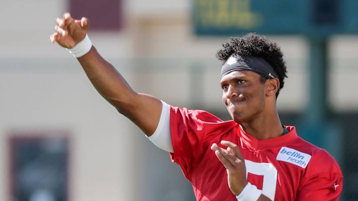Kizer Goes It Alone to Learn Titans' Offense