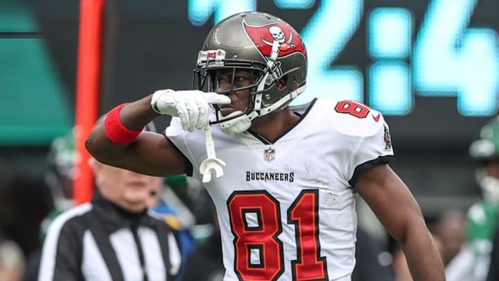 Watch: Antonio Brown Seemingly Quits on Buccaneers, Leaves Jets Game