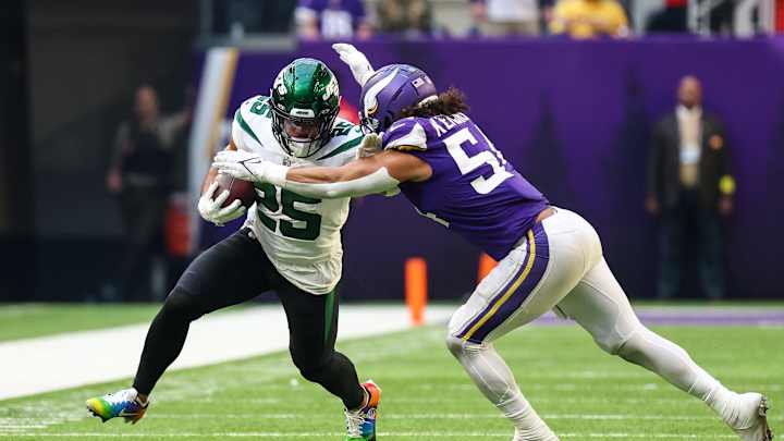 Eric Kendricks Rocked Rare Air Jordans before Vikings Game