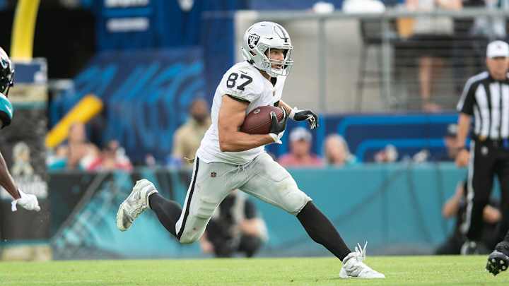Former Raiders TE Foster Moreau Reveals Cancer Diagnosis