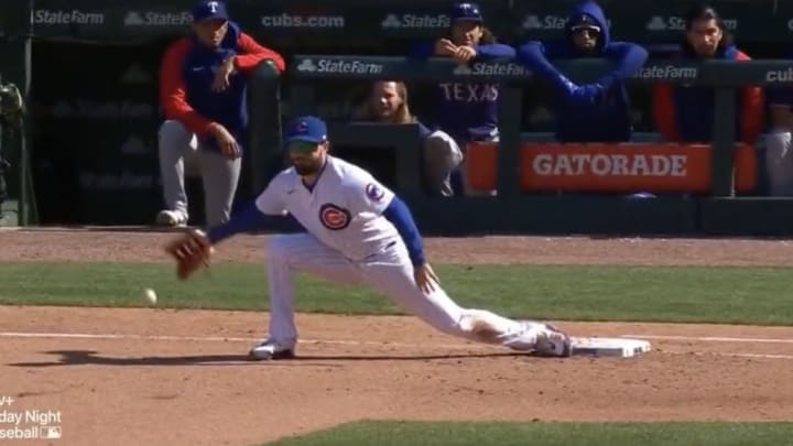 Cubs’ Eric Hosmer Beautifully Picking a One-Hopper Has MLB Fans in Awe