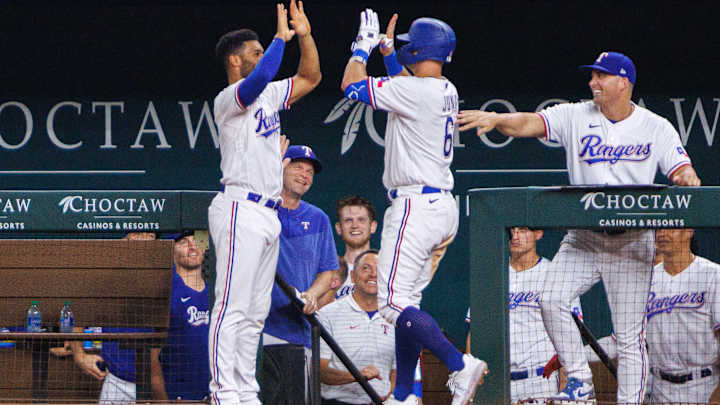 Seager Returns, Helps Texas Rangers Dismantle White Sox To Win Series