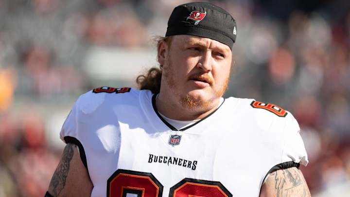 Buccaneers’ Center Ryan Jensen Goes Down With Knee Injury