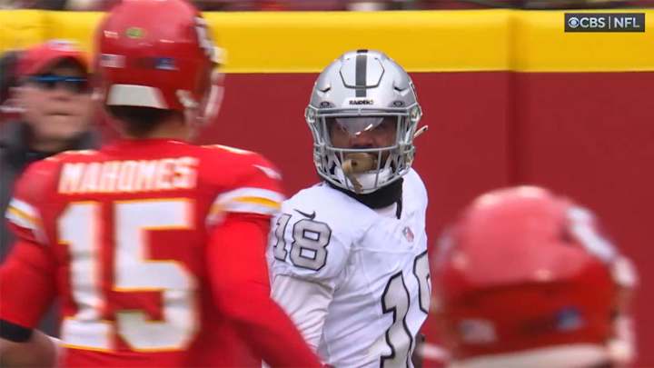 Raiders Taunt Patrick Mahomes With Savage Staredown After Back to Back Defensive TDs Raiders Taunt Patrick Mahomes With Savage Staredown After Back to Back Defensive TDs