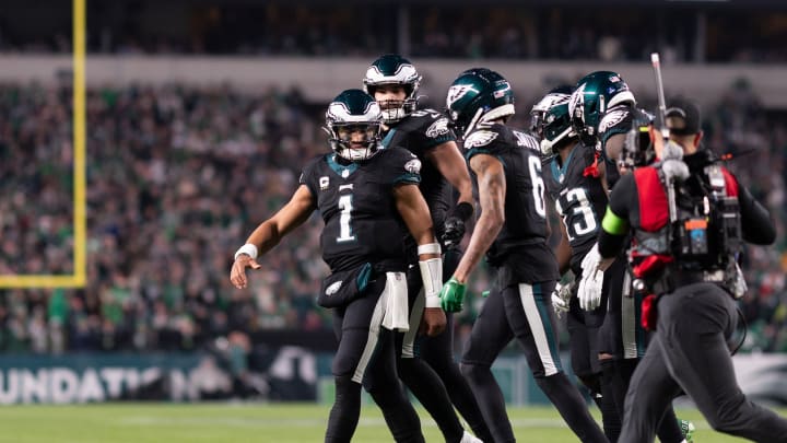 Should Eagles Roll Dice, Sit QB Jalen Hurts vs. Giants?