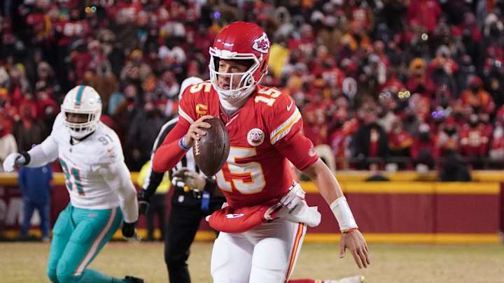 Patrick Mahomes's Helmet Cracked by Forceful Red-Zone Hit From Dolphins' DeShon Elliott
