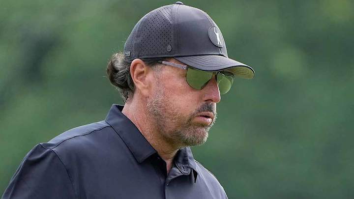Phil Mickelson Warmly Greeted in U.S. Open First Round, But Struggles With 78