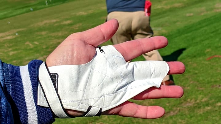 Giving you The One finger — golf glove, that is Giving you The One finger — golf glove, that is